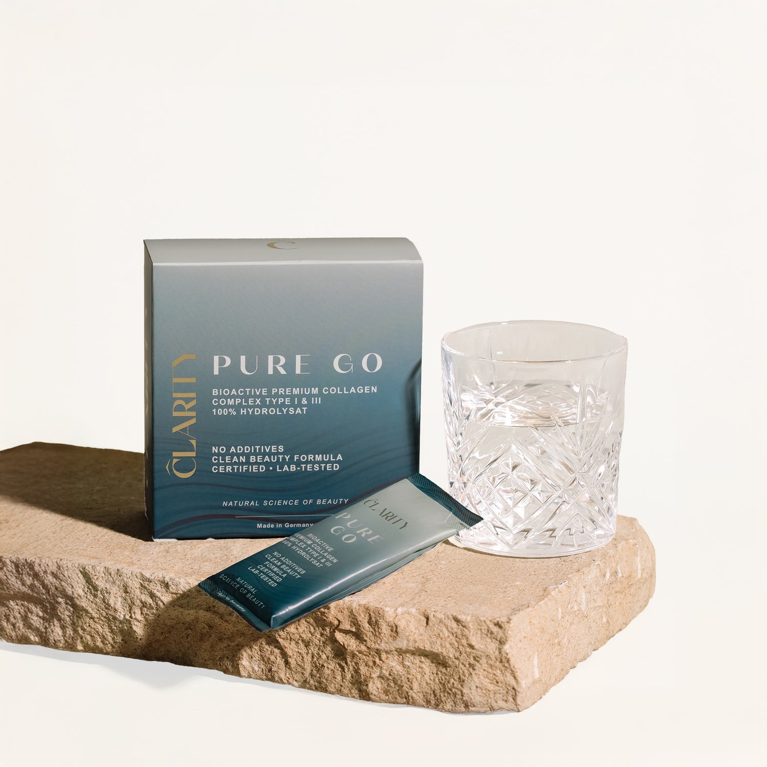 CLARITY PURE GO Collagen - Bild mit Sachet und Glaß.
