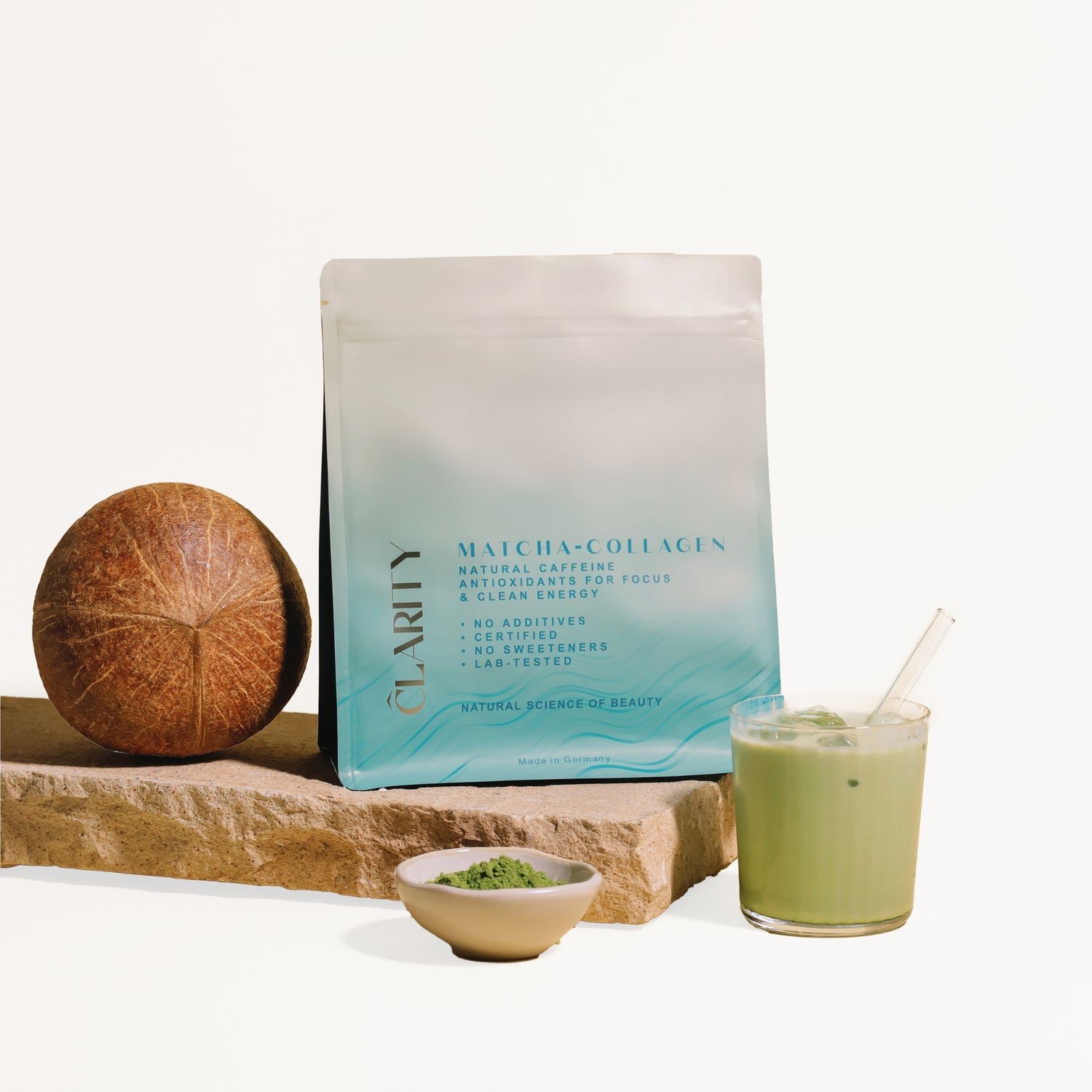 CLARITY MATCHA COLLAGEN - Bild mit Kokosnuss, Matcha und Glaß mit Matcha Kollagen.