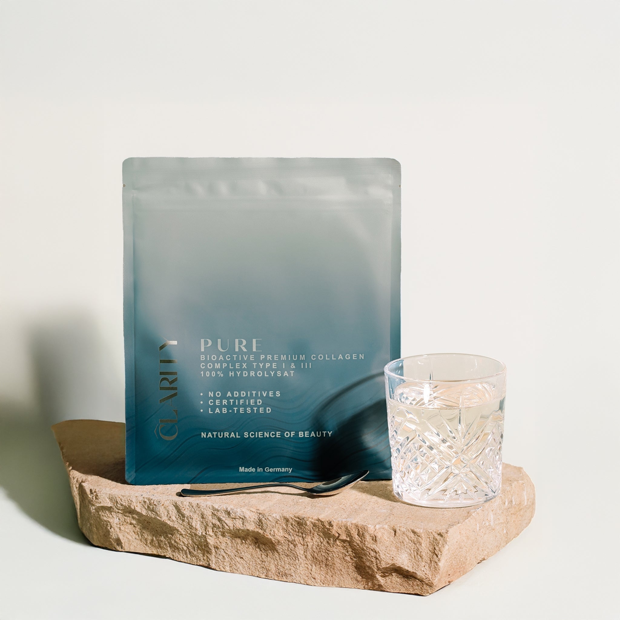 CLARITY PURE Collagen - Bild mit Beutel 300 Gr. und Glaß und Löffel.