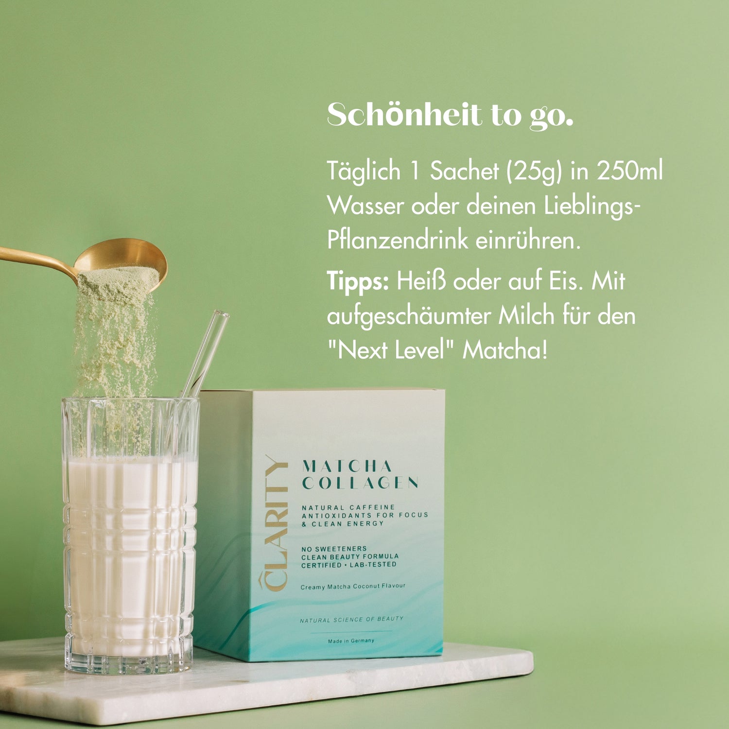 CLARITY Matcha Collagen Go - Bild mit Sachet Boy und Glaß und Löffel.