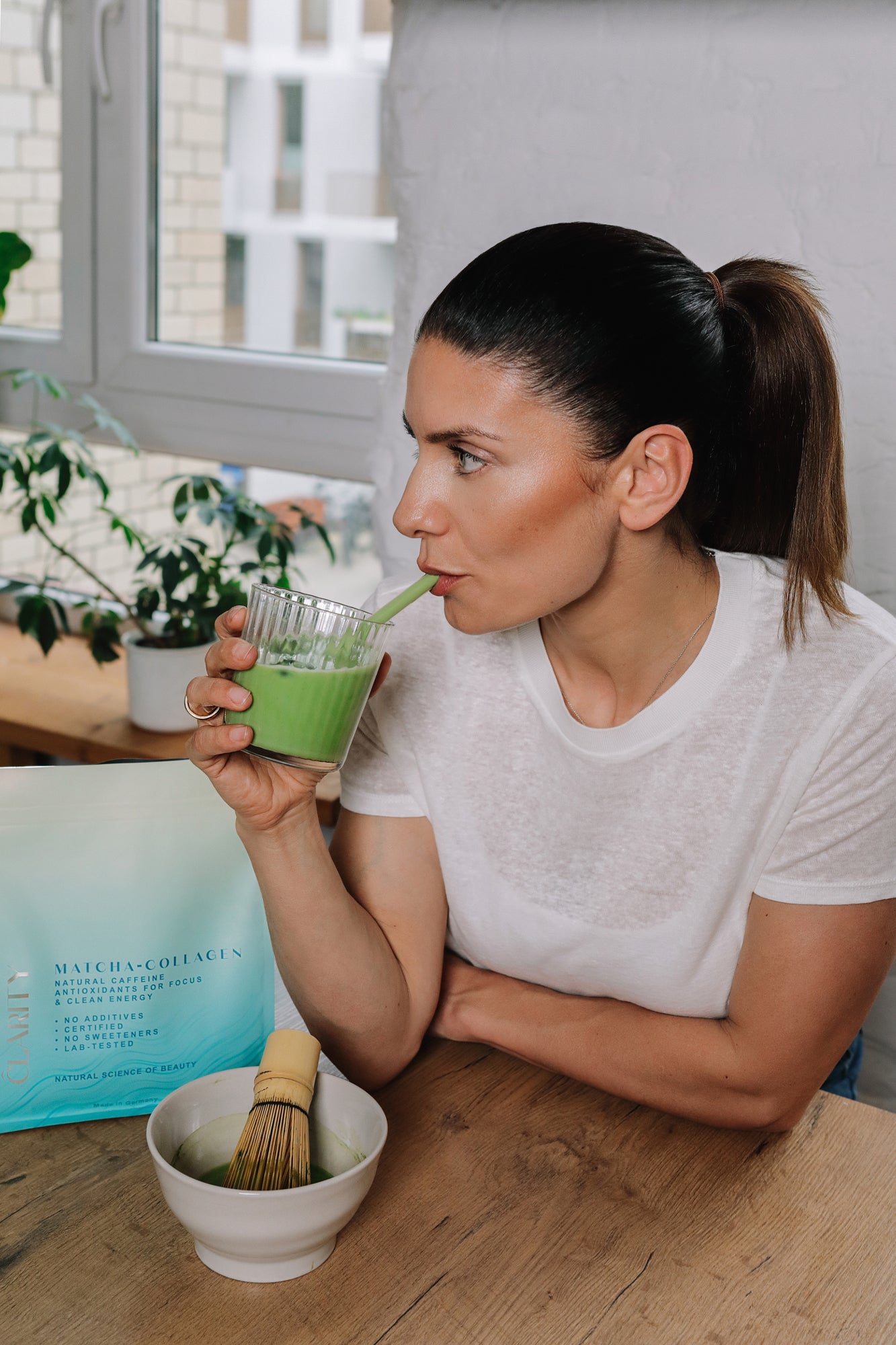 Stefania Lou trinkt Matcha-Kollagen