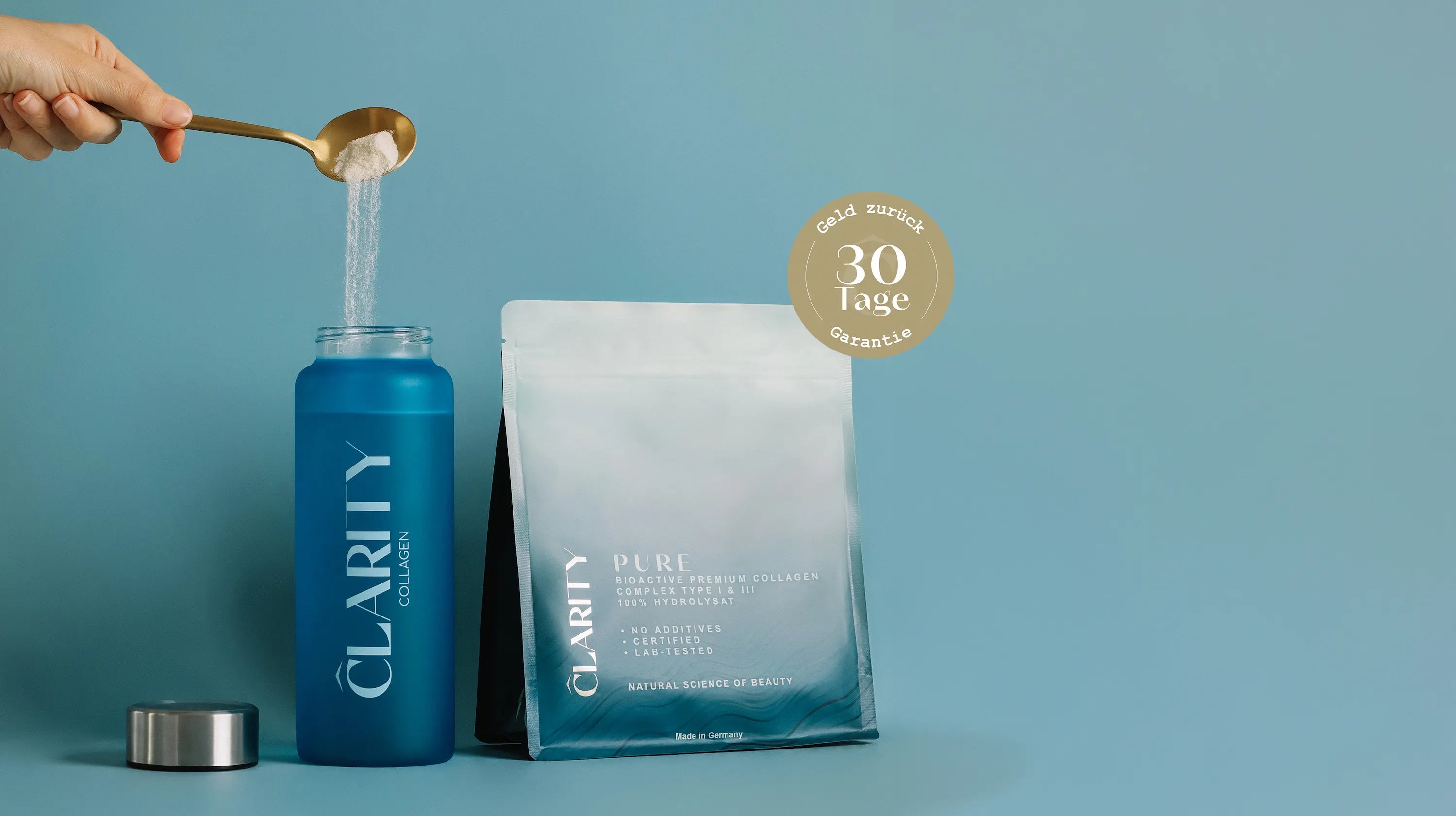 Tägliche Beauty-Routine: Clarity PURE Collagen Pulver wird für die Einnahme in die CLARITY Trinkflasche gegeben.