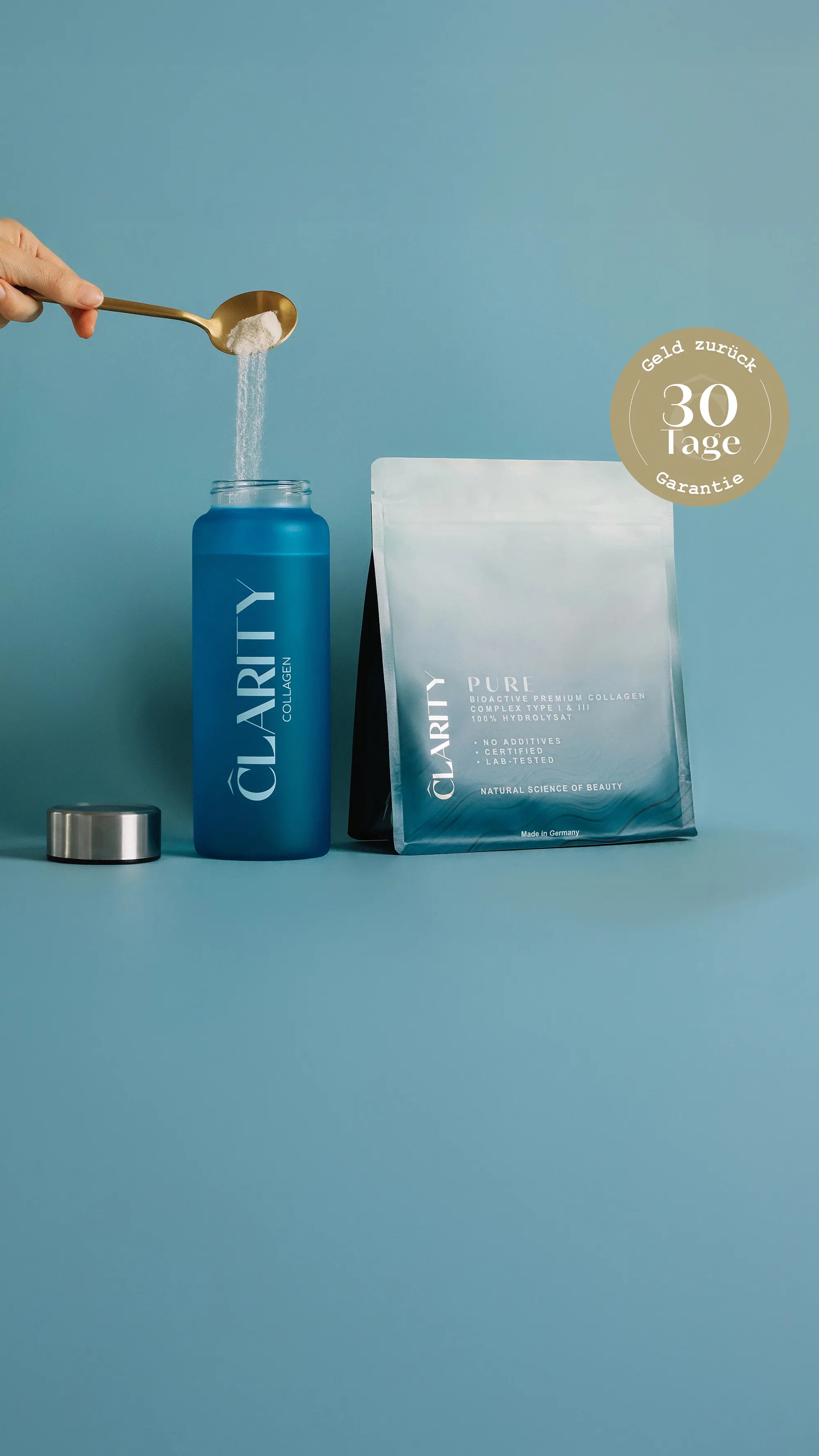 Tägliche Beauty-Routine: Clarity PURE Collagen Pulver wird für die Einnahme in die CLARITY Trinkflasche gegeben.