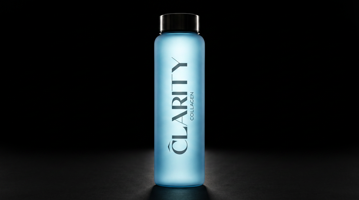 CLARITY Trinkflasche 750 ml – Flasche im Gegenlicht vor schwarzem Hintergrund