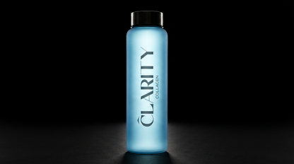 CLARITY Trinkflasche 750 ml – Flasche im Gegenlicht vor schwarzem Hintergrund