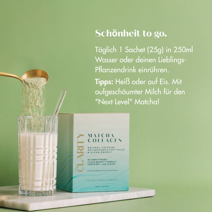 CLARITY Matcha Collagen Go - Bild mit Sachet Boy und Glaß und Löffel.