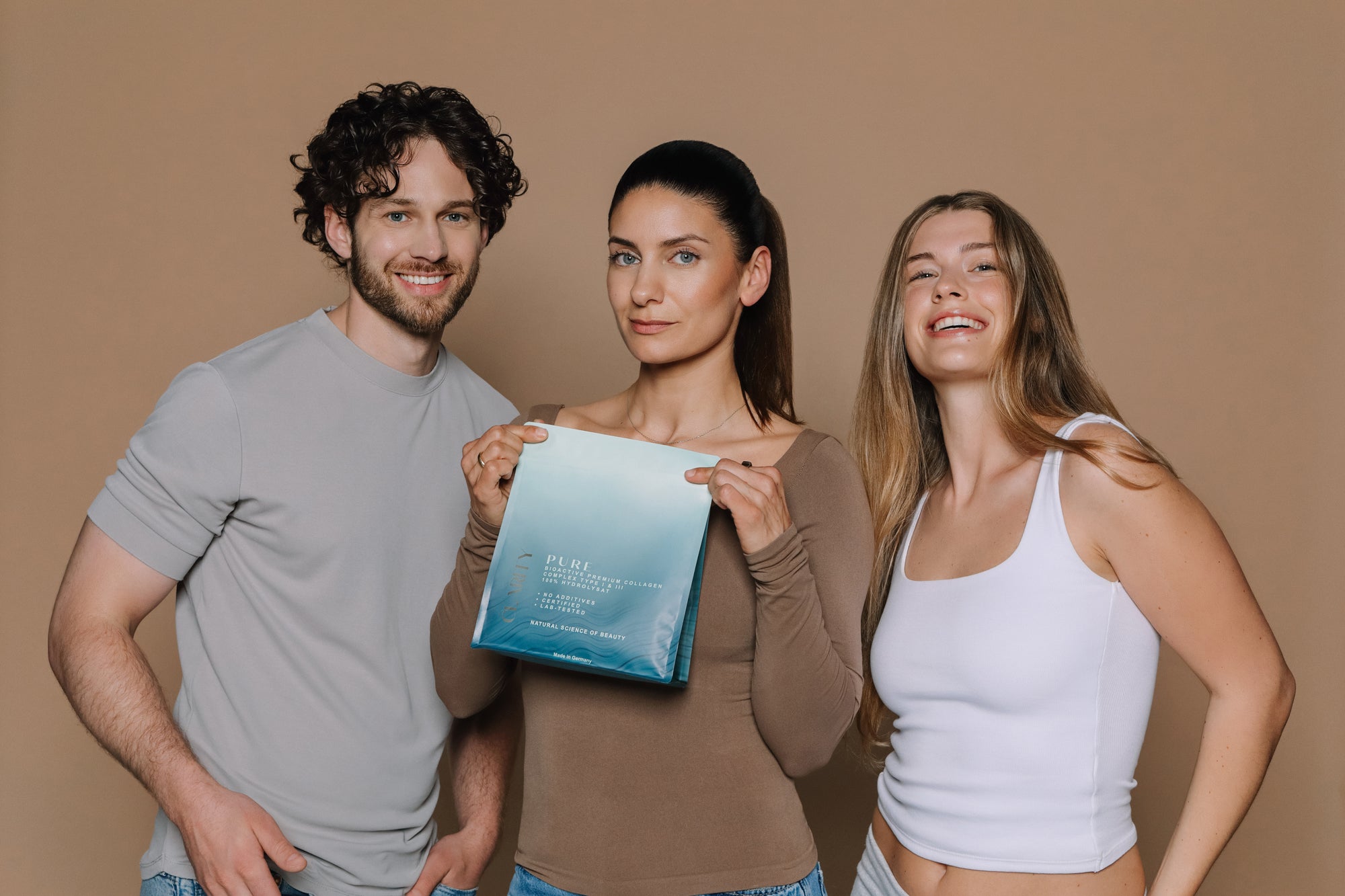 Stefania und zwei CLARITY Testimonials, Frau und Mann, mit Clarity PURE Collagen.