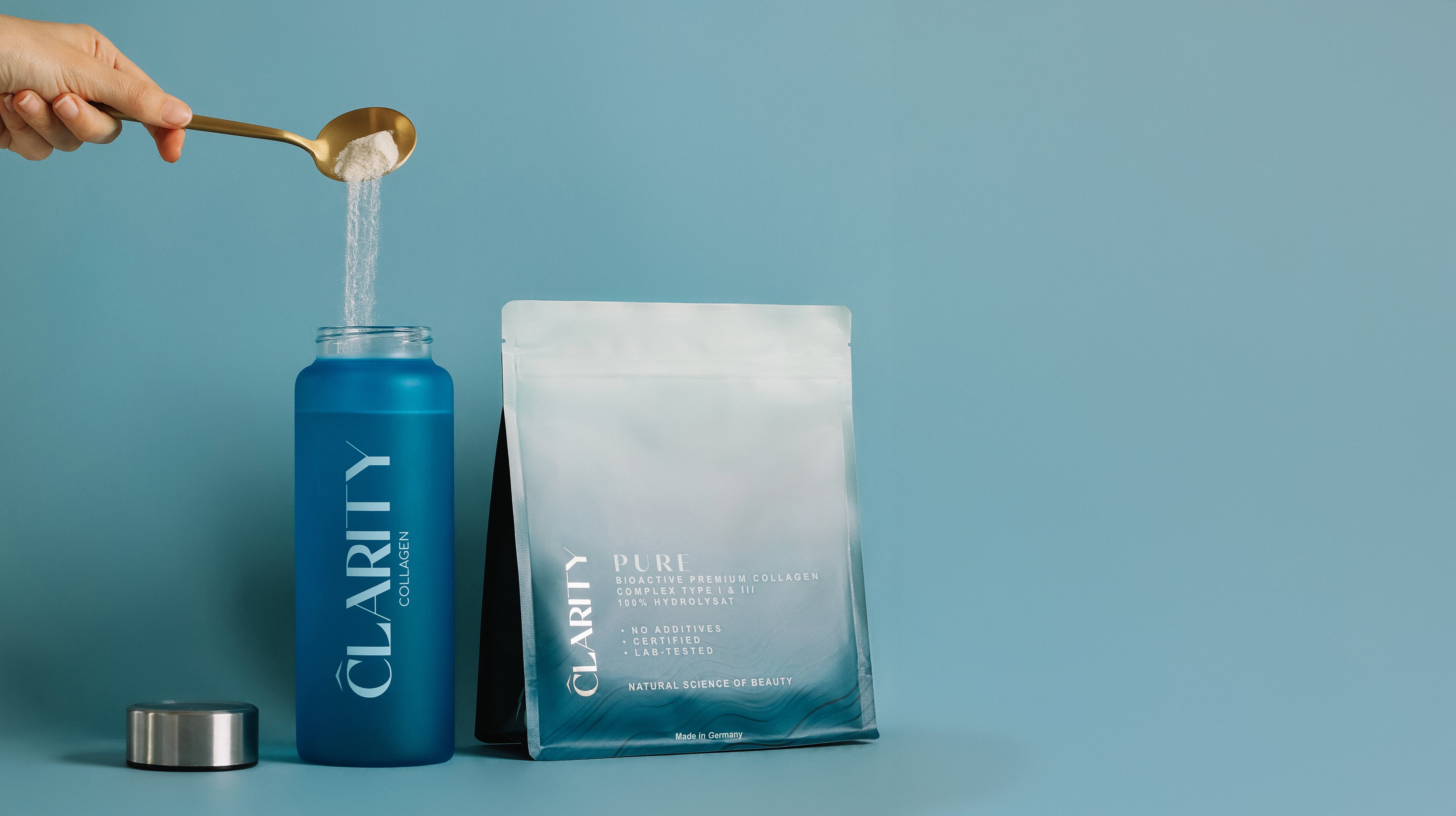 Tägliche Beauty-Routine: Clarity PURE Collagen Pulver wird für die Einnahme in die CLARITY Trinkflasche gegeben. 