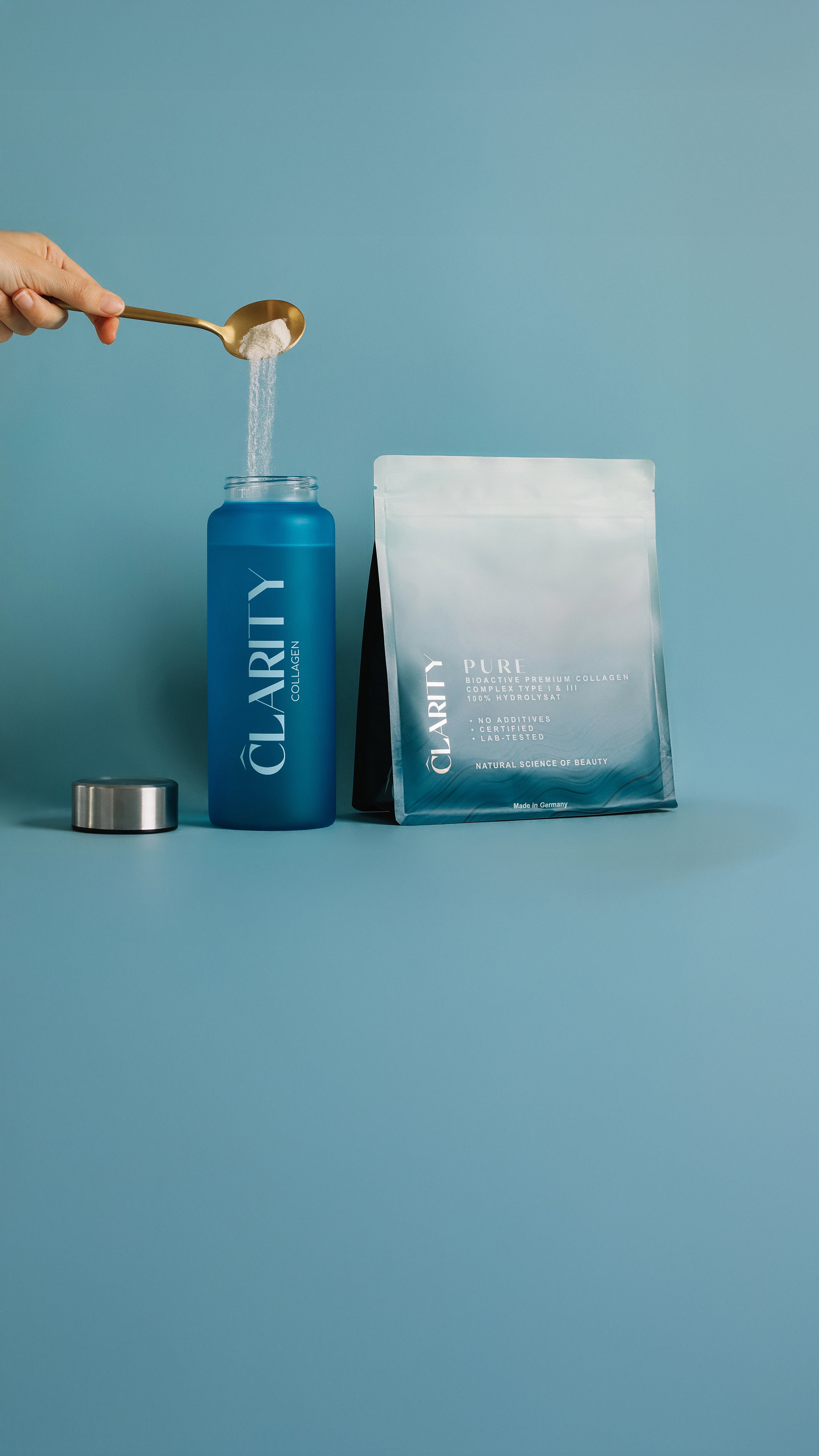 Tägliche Beauty-Routine: Clarity PURE Collagen Pulver wird für die Einnahme in die CLARITY Trinkflasche gegeben. 