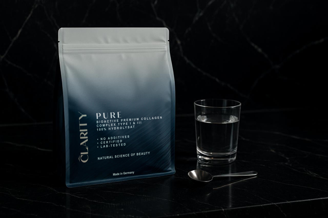 PURE COLLAGEN CLARITY mit Glass Wasser und Löffel.
