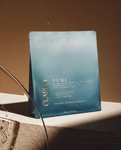 CLARITY PURE Collagen – Beutel auf Steinpodest im warmen Seitenlicht
