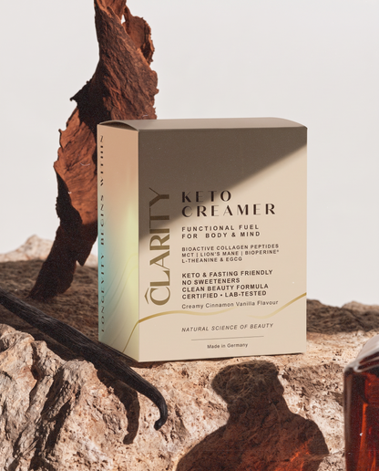 CLARITY Keto Creamer – Schachtel auf Naturstein mit Vanilleschote und Baumrinde
