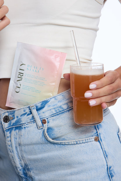 CLARITY Beauty Stake – Sachet und angerührtes Glas in der Hand
